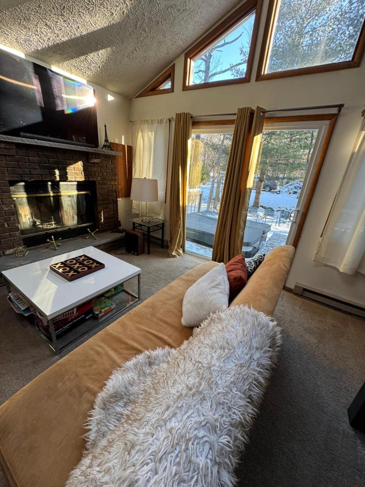 Ambiance - King Bed Cabin, Jetted-Tub & Fireplace Tobyhanna Bagian luar foto